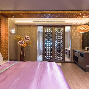 Deluxe Double Room Bathtub